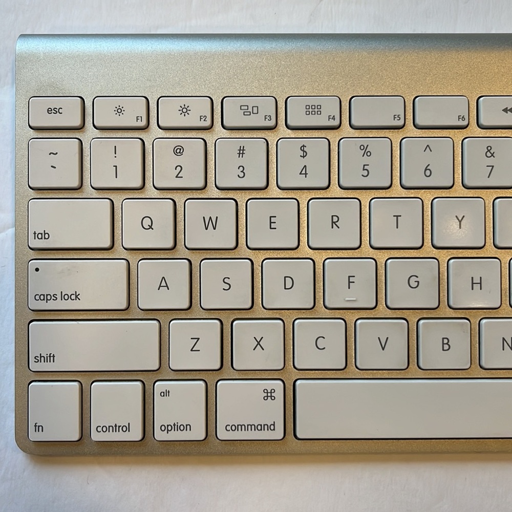 Apple Wireless Keyboard - Picture 2 of 4